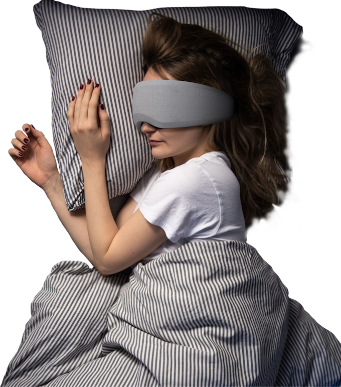 Woman sleeping wearing Bía sleep mask